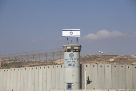 בית הסוהר עופר, שבו כלואים אסירים ביטחוניים פלסטינים (צילום: אורן זיו)
