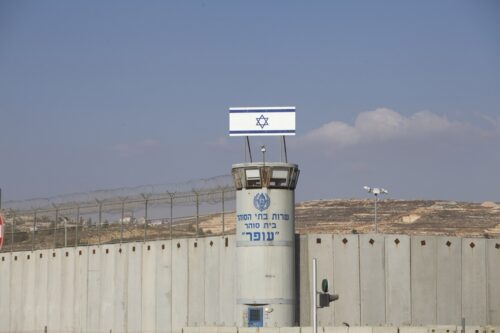 בית הסוהר עופר, שבו כלואים אסירים ביטחוניים פלסטינים (צילום: אורן זיו)
