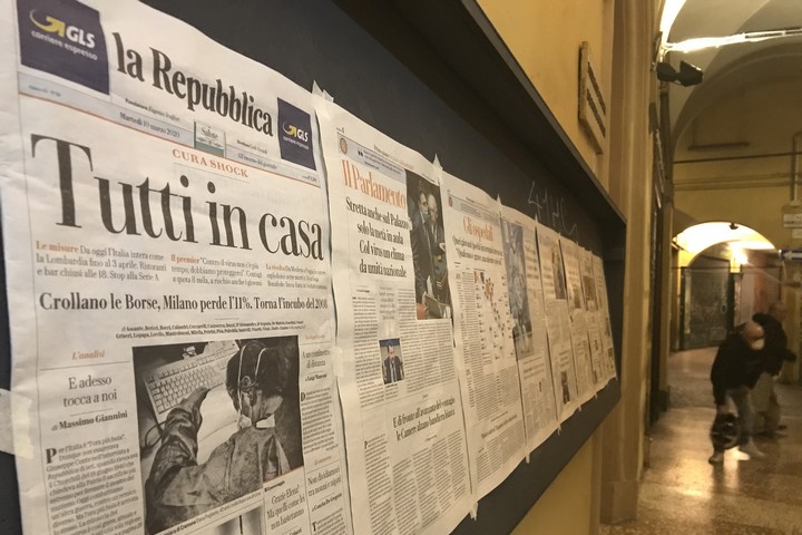 אירוע כזה לא היה בהיסטוריה של הרפובליקה האיטלקית. עיתונים המכריזים "איטליה בבית". (צילום: פייטרו לוקה קסארינו CC BY-SA 2.0)