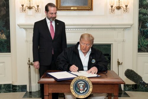 נשיא ארה"ב, דונלד טראמפ, חותם על חבילת הסיוע להתמודדות עם הקורונה, ב-6 במרץ 2020. משמאל: שר הבריאות ושירותי אנוש, אלכס אזר (צילום: הבית הלבן)