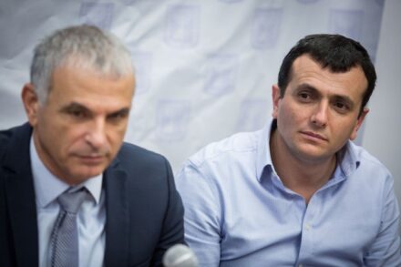 יש לישראל רזרבות של 140 מיליארד דולר. היא יכולה להשתמש בהן. שר האוצר משה כחלון עם מנכ"ל משרדו שי באב"ד (צילום: הדס פרוש / פלאש 90)