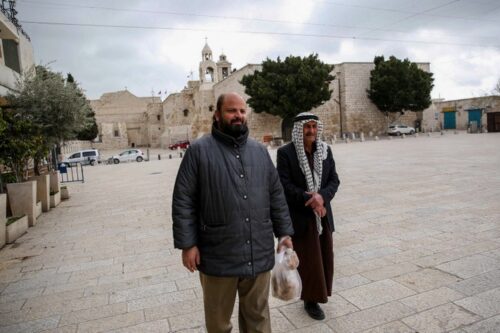 ערכו רשימות של אלפי משפחות בהסגר וחילקו להם אוכל. תושבים ברחבת המולד בבית לחם (צילום: ויסאן השלמון / פלאש 90)