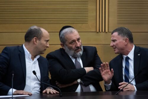 הימין ה"היהודי" הבין שהוא חייב לקבע את עליונותו. יןלי אדלשטיין, אריה דרעי ונפתלי בנט במפגש של מפלגות הימין. (צילום: הדס פרוש / פלאש 90) הימין ה"היהודי" הבין שהוא חייב לקבע את עליונותו. יןלי אדלשטיין, אריה דרעי ונפתלי בנט במפגש של מפלגות הימין. (צילום: הדס פרוש / פלאש 90)