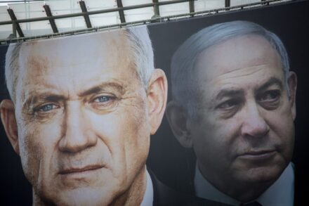 מספירת הגופות של גנץ עד החיבוק של נתניהו לבן גביר, אין הבדל אמיתי בין השניים. כרזה בבחירות מארס 2020 (צילום: מרים אלסטר / פלאש 90)