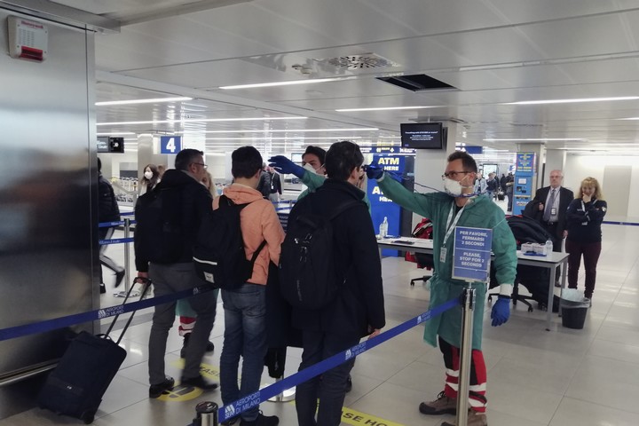 המשמעות של הזמן משתנה. בדיקות לקורונה בשדה התעופה של מילאנו (המחלקה להגנה אזרחית, ממשלת איטליה)