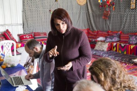 נשים בדואיות לא הרגישו שהן יכולות להיות חלק ממקבלי ההחלטות. חנאן א-סאנע מלקייה, פעילה ביוזמה להסיע נשים לקלפי (צילום: קרן מנור / אקטיבסטילס)