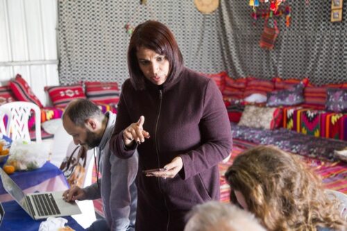 נשים בדואיות לא הרגישו שהן יכולות להיות חלק ממקבלי ההחלטות. חנאן א-סאנע מלקייה, פעילה ביוזמה להסיע נשים לקלפי (צילום: קרן מנור / אקטיבסטילס) נשים בדואיות לא הרגישו שהן יכולות להיות חלק ממקבלי ההחלטות. חנאן א-סאנע מלקייה, פעילה ביוזמה להסיע נשים לקלפי (צילום: קרן מנור / אקטיבסטילס)