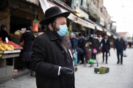 משבר הקורונה פוגע בכולם. בחברה החרדית הוא פוגע קשה במיוחד. חרדי בשוק מחנה יהודה (צילום: אורן זיו)
