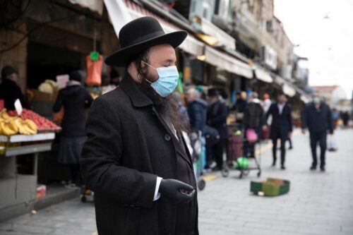 משבר הקורונה פוגע בכולם. בחברה החרדית הוא פוגע קשה במיוחד. חרדי בשוק מחנה יהודה (צילום: אורן זיו)