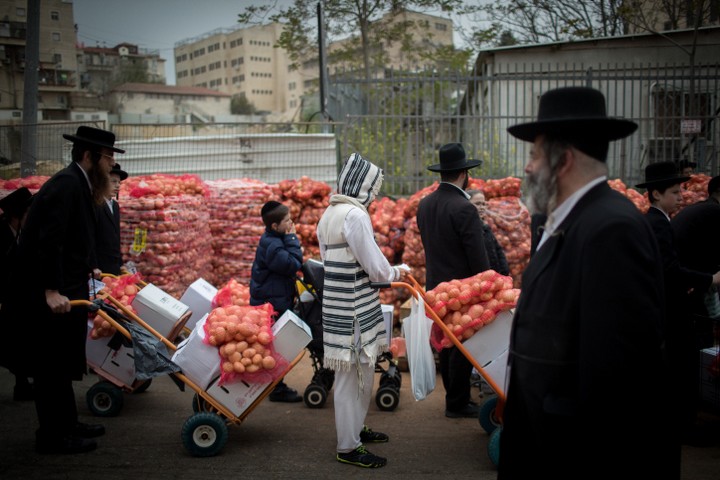 חלק מארגוני הצדקה החרדיים מתקשים להשיג תרומות. חלוקת "קמחא דפסחא" בירושלים (צילום: יונתן זינדל / פלאש 90)