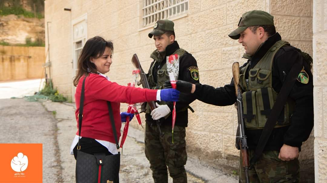 האמון בכוחות הביטחון חזר. דר כיפאח מנאסרה מחלקת פרחים לכוחות הביטחון בבית לחם. (צילום: נור מנאסרה)