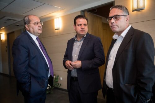 נגרר אחרי ההמלצה לגנץ. היו"ר היוצא מטאנס שחאדה (מימין) יחד עם איימן עודה ואחמד טיבי (צילום: יונתן זינדל / פלאש 90) נגרר אחרי ההמלצה לגנץ. היו"ר היוצא מטאנס שחאדה (מימין) יחד עם איימן עודה ואחמד טיבי (צילום: יונתן זינדל / פלאש 90)