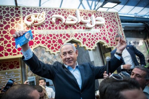 נתניהו סימן 300 אלף בוחרים מזרחים בפריפריה כמפתח שלו לניצחון. נתניהו בשוק מחנה יהודה בירושלים (צילום: יונתן זינדל / פלאש 90)