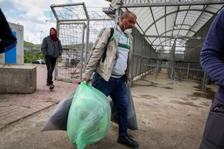 שר הביטחון בנט דרש מהפועלים לשהות בישראל לפחות 60 יום ברציפות. פועל מאזור חברון במחסום כניסה לישראל (צילום: ויסאם השלמון / פלאש 90)