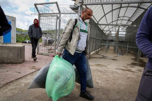שר הביטחון בנט דרש מהפועלים לשהות בישראל לפחות 60 יום ברציפות. פועל מאזור חברון במחסום כניסה לישראל (צילום: ויסאם השלמון / פלאש 90)