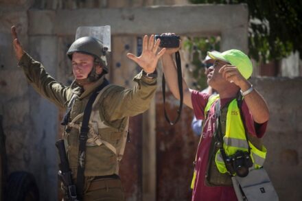 ישראל היא הדמוקרטיה היחידה במערב שבה קיימת צנזורה צבאית או ממשלתית. עיתונאי פלסטיני וחייל בנבי סאלח (צילום: אורן זיו)