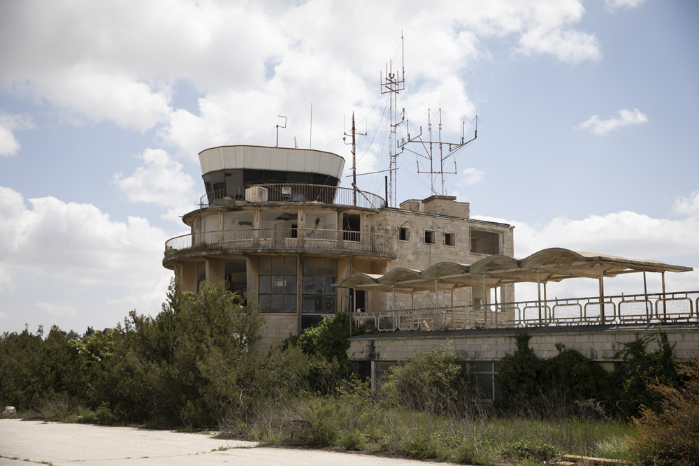 מגדל הפיקוח בשדה התעופה עטרות שבמזרח ירושלים ,8 במרץ 2020 (צילום: אורן זיו)