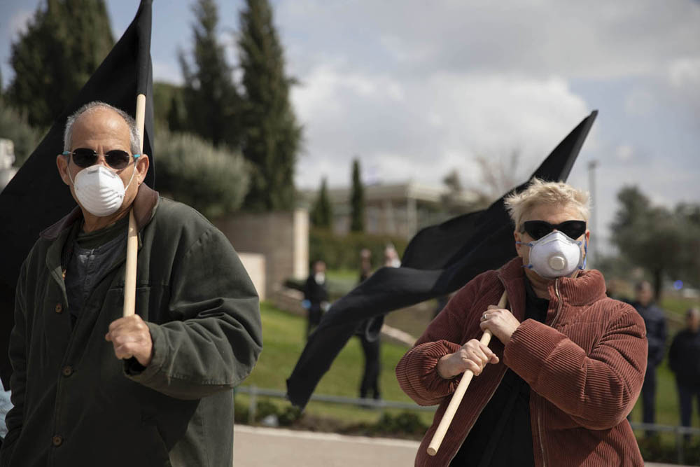 מפגינים מול הכנסת נגד הצעדים האנטי דמוקרטיים, ב-19 במרץ 2020 (צילום: אורן זיו)