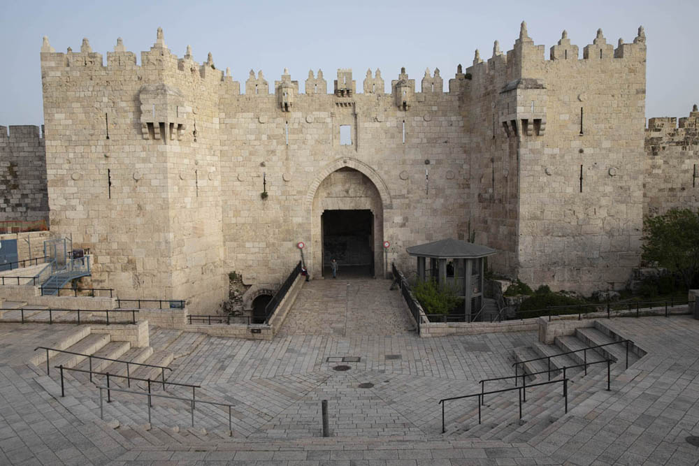 שער שכם ריק אחרי ביטול תפילות יום השישי במתחם אל אקצה, ב-27 במרץ 2020 (צילום: אורן זיו)