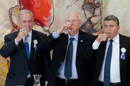 ראש הממשלה בנימין נתניהו, הנשיא ראובן ריבלין ויו"ר מפלגת העבודה עמיר פרץ, במושב הפתיחה של הכנסת ה-20, ב-31 במרץ 2015 (צילום: מרים אלסטר / פלאש90)