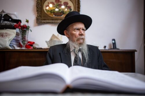 הרב גרשון אדלשטיין, ראש ישיבת פוניבז', בביתו בבני ברק ב-2018 (צילום: אהרון קרון / פלאש90)
