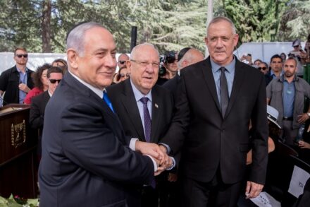 קודם מתחתנים ואחר כך בני הזוג רואים אם הם מתאימים זה לזה. נתניהו, גנץ וריבלין באזכרה לשמעון פרס (יונתן זינדל / פלאש90)