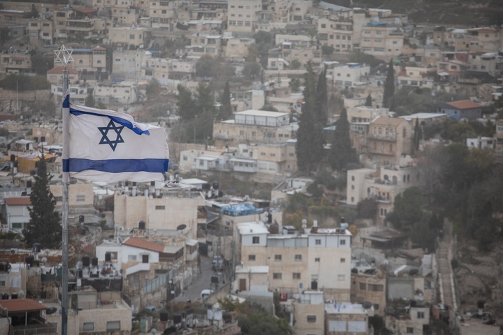 דגל ישראל מתנופף מעל שכונת סילואן בירושלים, ב-25 בדצמבר 2019 (צילום: הדס פארוש / פלאש90)