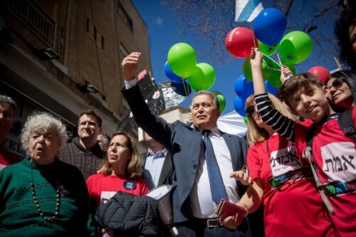יו"ר מפלגת העבודה עמיר פרץ עם פעילים בקמפיין בחירות, ב-28 בפברואר 2020 (צילום: יונתן זינדל / פלאש90)