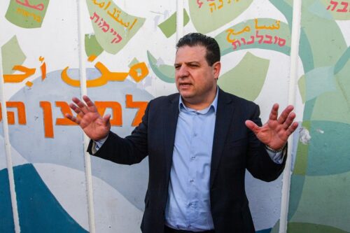 יו"ר הרשימה המשותפת ח"כ איימן עודה מצביע בחיפה בבחירות ב-2 במרץ 2020 (צילום: פלאש90)