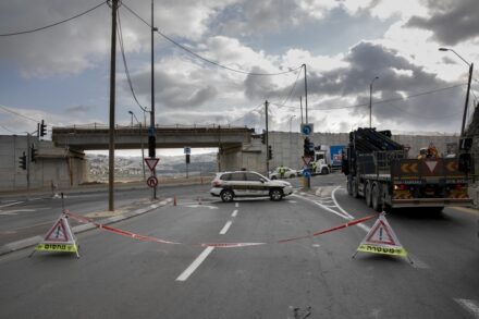 שוטרים סוגרים את הכניסה לירושלים כדי לאכוף את הסגר שהוטל בחג הפסח, ב-8 באפריל 2020 (צילום: אוליבייה פיטוסי / פלאש90)