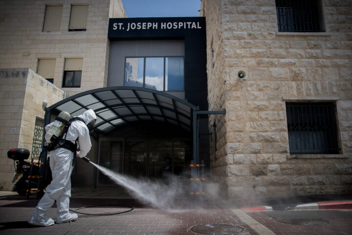 פעולת חיטוי למניעת התפרצות קורונה ליד בית החולים סנט ג'וזף במזרח ירושלים, ב-16 באפריל 2020 (צילום: יונתן זינדל / פלאש90)