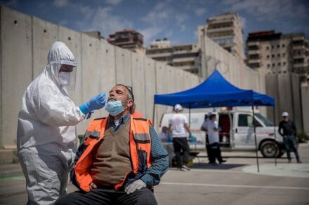 אנשי מד"א מבצעים בדיקות קורונה בדרייב-אין ליד מחנה הפליטים שועפאט, ב-16 באפריל 2020 (צילום: יונתן זינדל / פלאש90)