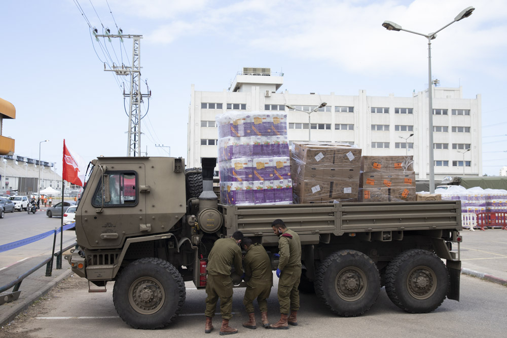 חלוקת מזון ונייר טואלט של פיקוד העורף בבני ברק לקראת הפסח (צילום: אורן זיו)