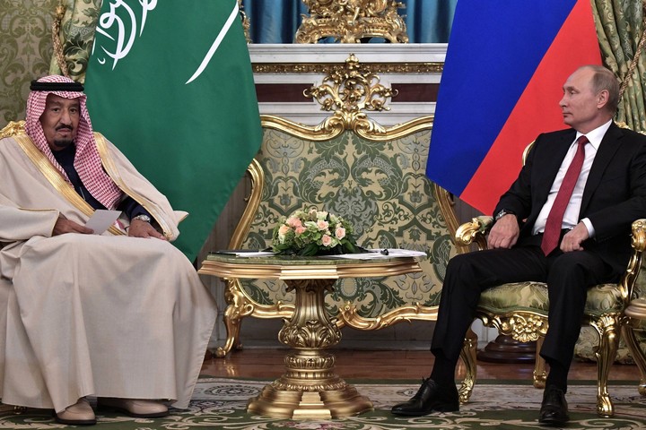 נשיא רוסיה ולדימיר פוטין ומלך סעודיה סלמאן בן עבד אל-עזיז (צילום: הקרמלין)