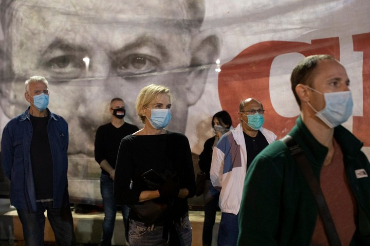מפגינים בכיכר רבין נגד ממשלת האחדות ולמען הדמוקרטיה, ב-19 באפריל 2020 (צילום: אורן זיו)