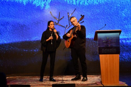 אחינועם ניני בביצוע ל״שיר משמר״ של נתן אלתרמן בטקס הזיכרון הישראלי פלסטיני (צילום: רמי בן-ארי, לוחמים לשלום)