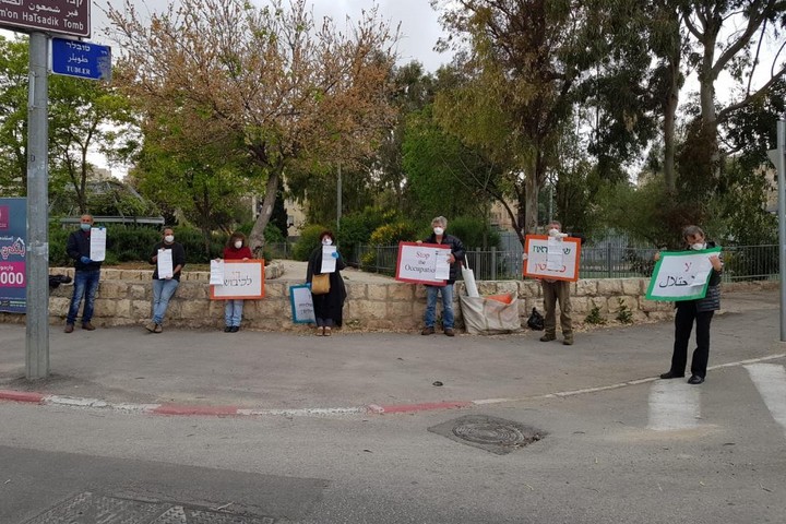 המפגינים בשיח' ג'ראח, שומרים על מרחק ועוטים מסכות (באדיבות תעאיוש)