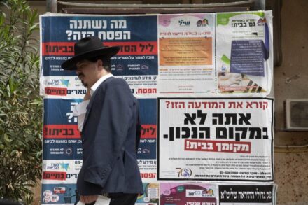 הפער בין מי שיש לו אינטרנט בחברה החרדית ומי שאין לו התגלה כמציל חיים. רחוב בבני ברק (צילום: אורן זיו)