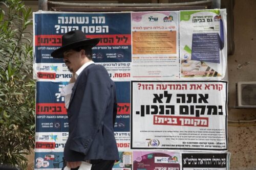 הפער בין מי שיש לו אינטרנט בחברה החרדית ומי שאין לו התגלה כמציל חיים. רחוב בבני ברק (צילום: אורן זיו)