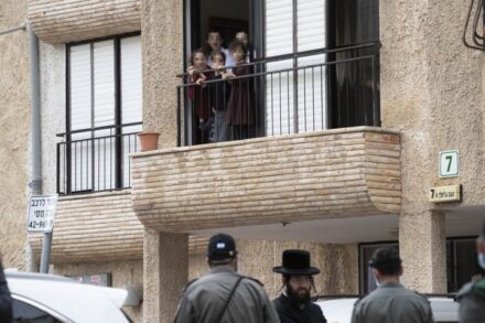 רוב מוסדות הלימוד החרדיים לא בנויים ללימוד מרחוק. ילדים בבני ברק צופים לרחוב בזמן הסגר הקורונה (צילום: אורן זיו)