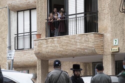 רוב מוסדות הלימוד החרדיים לא בנויים ללימוד מרחוק. ילדים בבני ברק צופים לרחוב בזמן הסגר הקורונה (צילום: אורן זיו)