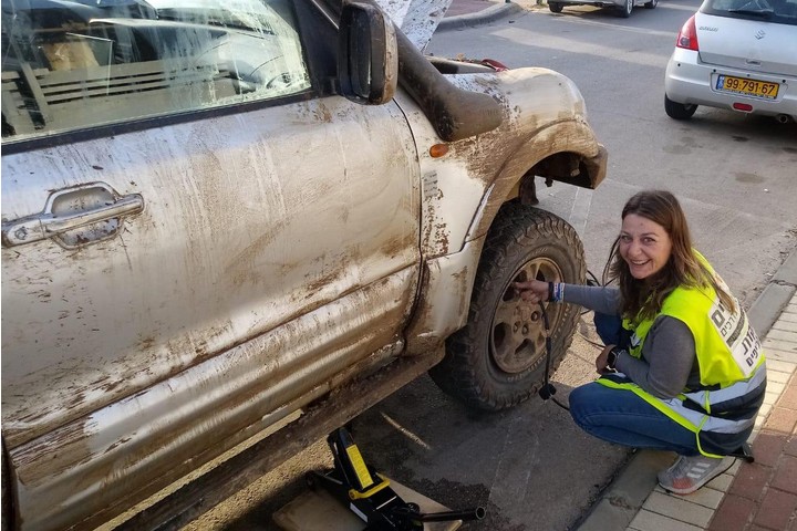 מתעסקים במה שמחבר, לא במה שמפריד. מאיה אפרים דיל, מפקדת יחידת הג'יפים של ידידים באזור המרכז (צילום: ידידים)