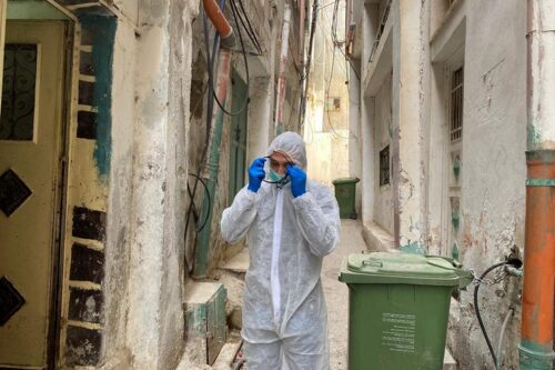 "אם המגפה תתפשט, פה לא יתנהלו איתנו כמו עם בני ברק - מיד יסגרו את המחסום. זה יהיה אסון". מתנדב במחנה הפליטים שועפאט (צילום: כאמל ג'עברי)