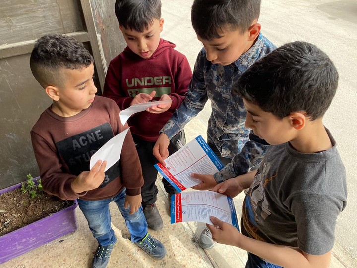 הכי קשורים לסבא וסבתא. ילדים במחנה פליטים שועפאט עם עלוני הסברה על הקורונה (צילום: כאמל ג'עברי)