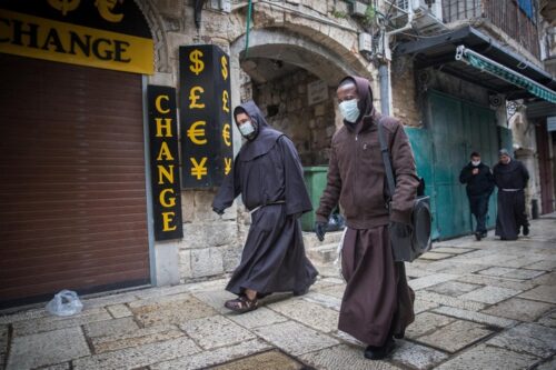 הוואקף הודה למלך ירדן על תמיכתו ב"צומוד" של תושבי ירושלים. נזירים נוצרים בעיר העתיקה בירושלים (צילום: יונתן זינדל . פלאש 90)