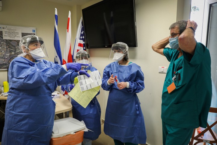 צוות רפואי בהדסה מתכונן לטיפול בחולה קורונה (צילום: יוסי זמיר / פלאש 90)