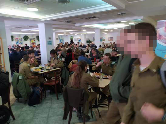הסטודנטים הערבים מרגישים שהקמפוס "נכבש". סטודנטים חיילים באוניברסיטה העברית (צילום: אקדמיה לשוויון)