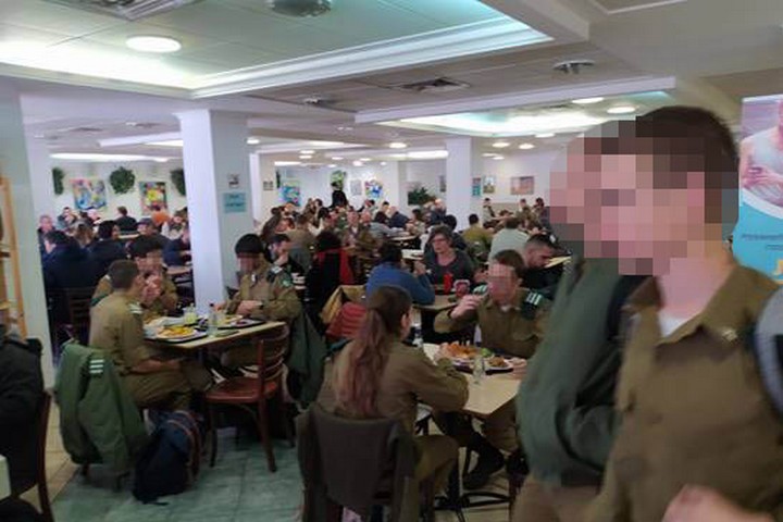 הסטודנטים הערבים מרגישים שהקמפוס "נכבש". סטודנטים חיילים באוניברסיטה העברית (צילום: אקדמיה לשוויון)