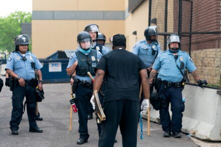 מפגין מתעמת עם שוטרים במיניאפוליס, ב-28 במאי 2020 (צילום: Lorie Shaull, CC BY-SA 2.0)