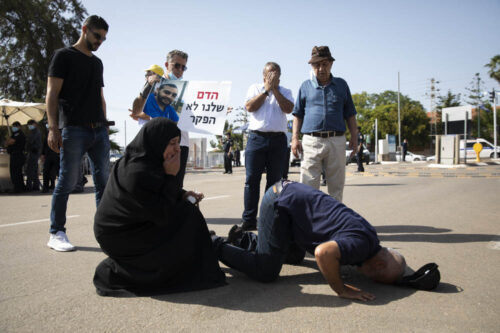 הוריו של מוסטפא יונס, במקום בו מאבטחים ירו בו בכניסה לבית החולים שיבא תל השומר (צילום: אורן זיו)